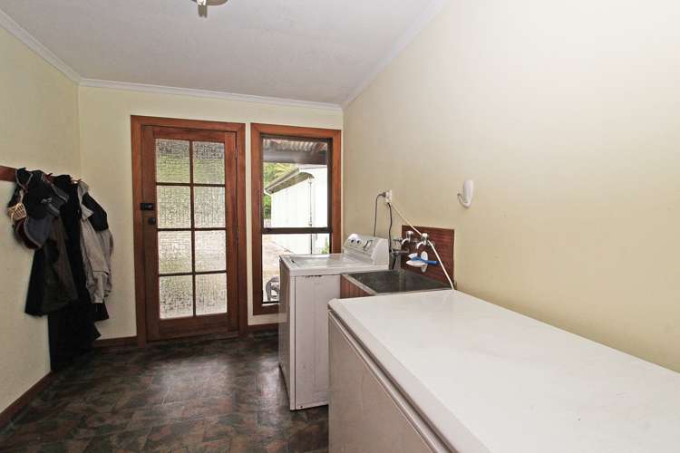 916 Fairdown Road Fairdown_10