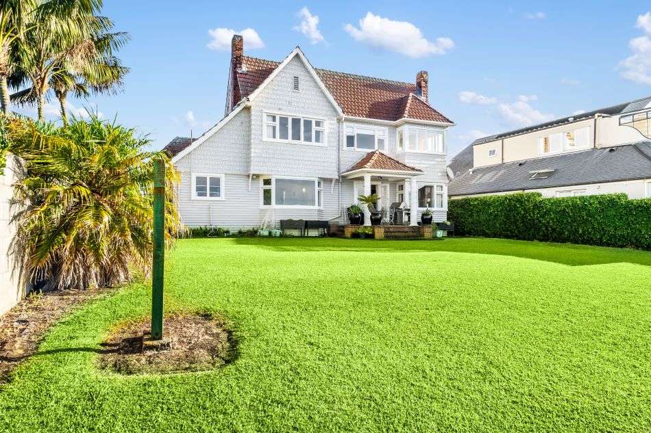 18 Ronaki Road in Mission Bay, Auckland