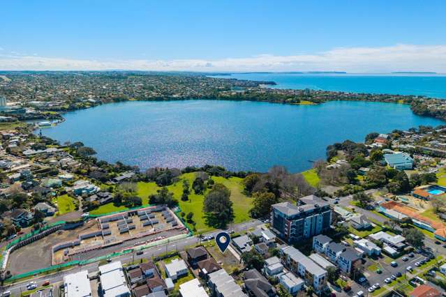 Modern living on the edge of Killarney Park