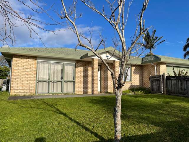 Spacious Three Bedroom House in Ranui!