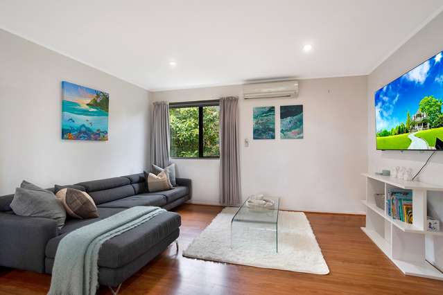 2/219 Glenfield Road Hillcrest_1