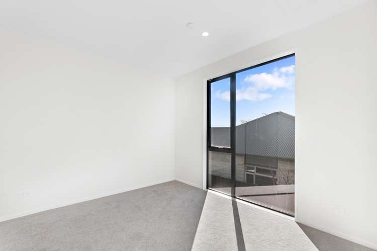 2/10 Seddon Street_5