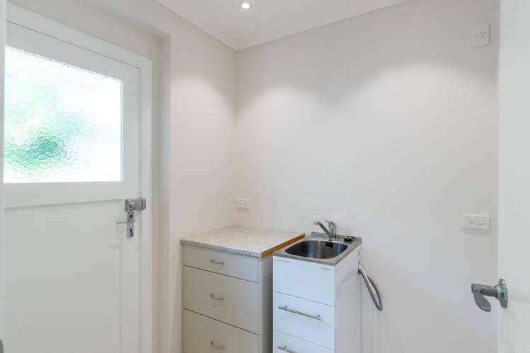 231 Whites Line East Waiwhetu_14