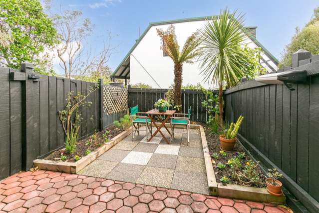 Village Living - 2BR Ground Floor Garden Apartment
