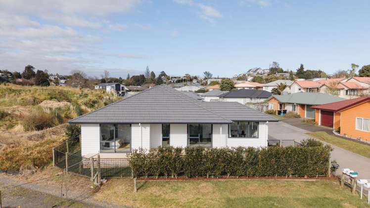 1 Pohutukawa Way_2