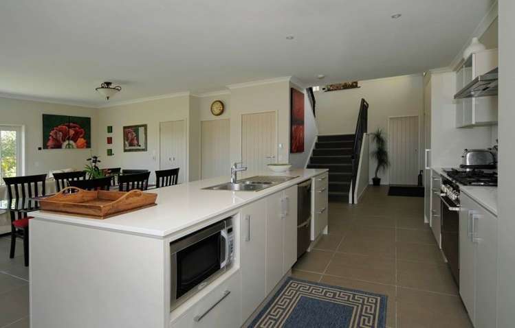 12 Chateau Crescent Rangatira Park_9