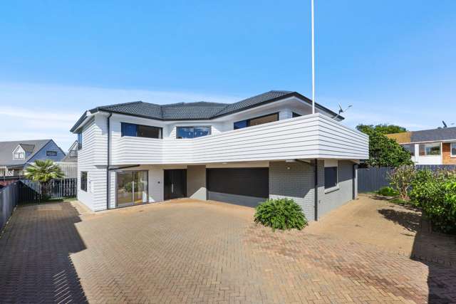 4 bedrooms+Study in Eastern Beach Macleans Zone