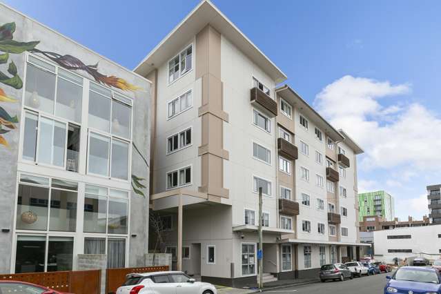 CITY 2 BEDROOM APARTMENT- SUPREME VALUE!