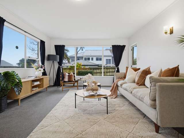 Lake-Loving Ease on Rika Place