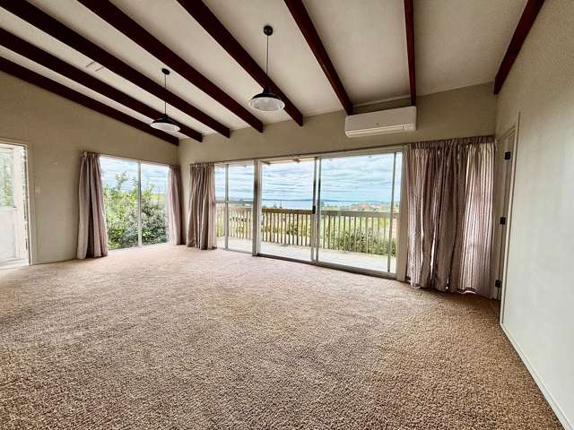 STUNNING 2-BEDROOM UNIT WITH SEA VIEWS – LONG BAY