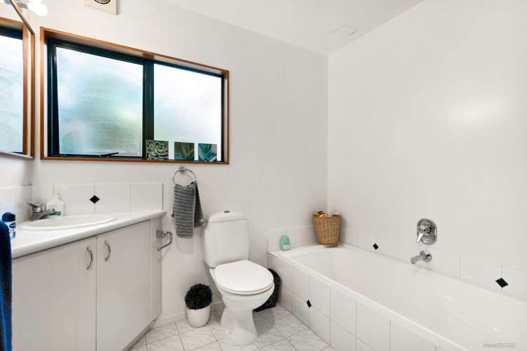 2/4 Bond Crescent Forrest Hill_14