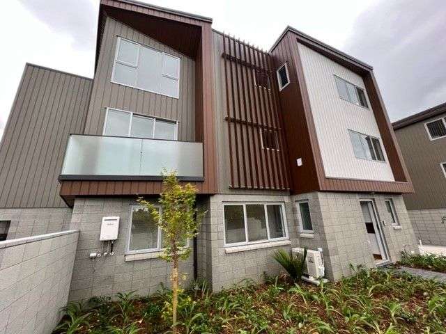 MODERN 4 BEDROOM TOWNHOUSE