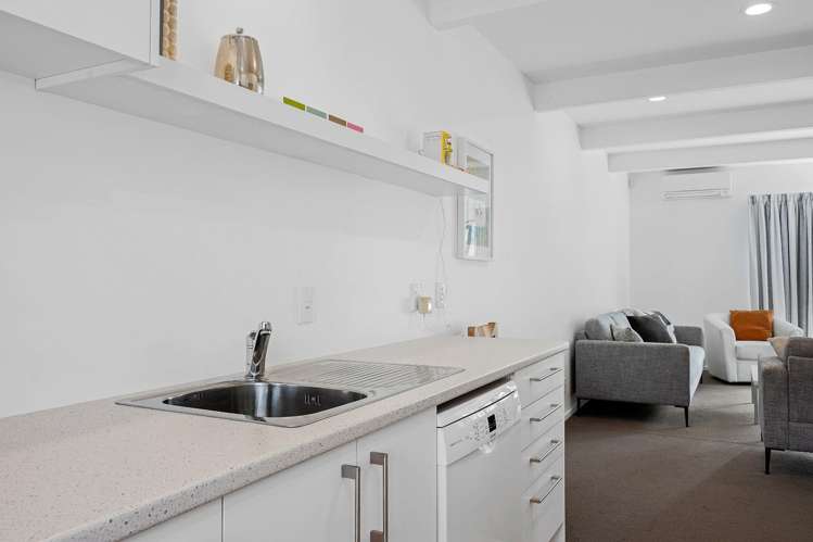 10/140 Office Road Merivale_6