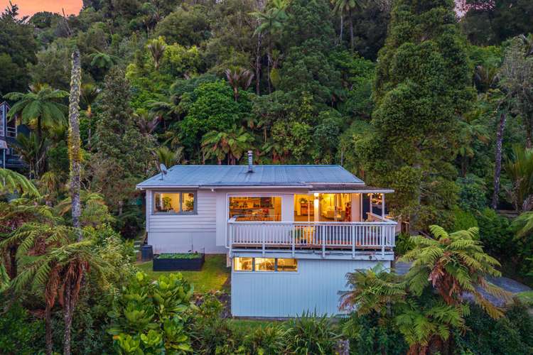 462 Scenic Drive Waiatarua_24