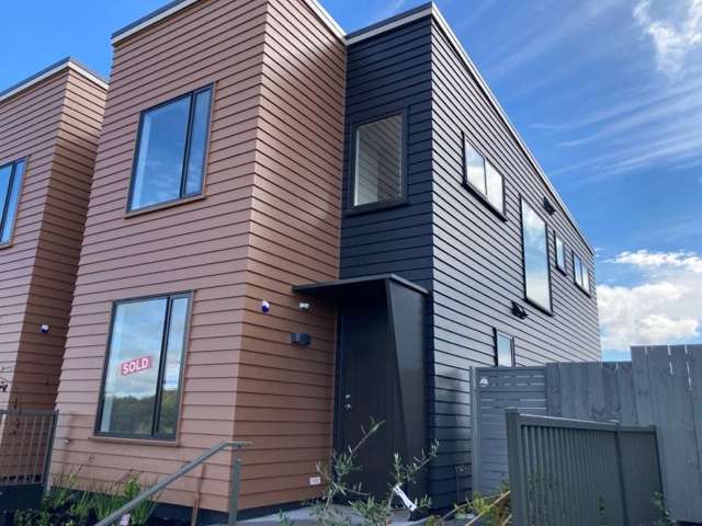 3 yr old 3bed 1.5bath terrace unit with 2 parkings