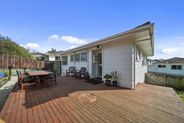 MOVE IN READY! SUPERB LOCATION!