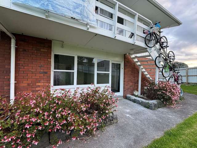 Cute Brick and Tile 2 Bdrm Unit, close to School!