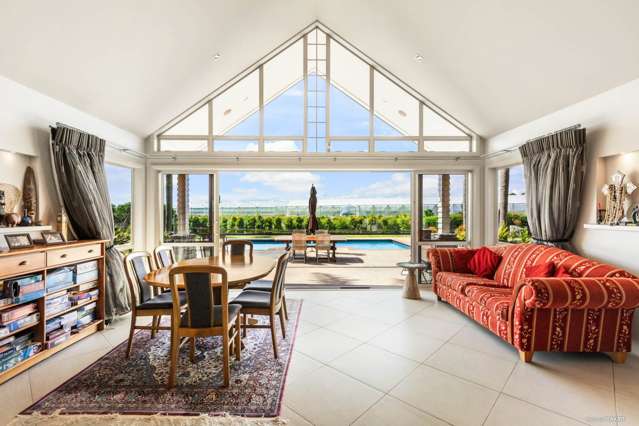 Large & Luxurious Family Living in Karaka!