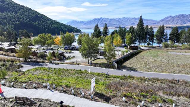 Section in Pure Splendour: Station Bay Lake Tekapo