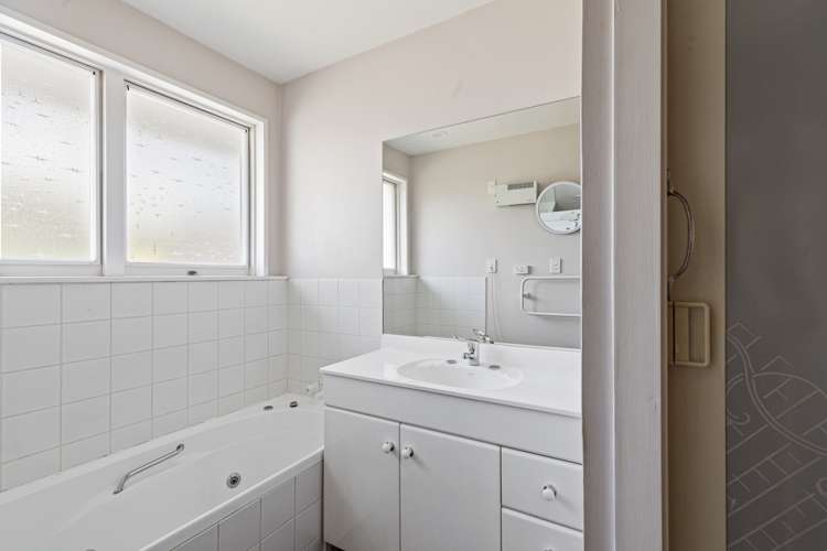 2/4 Gothic Place Ilam_10