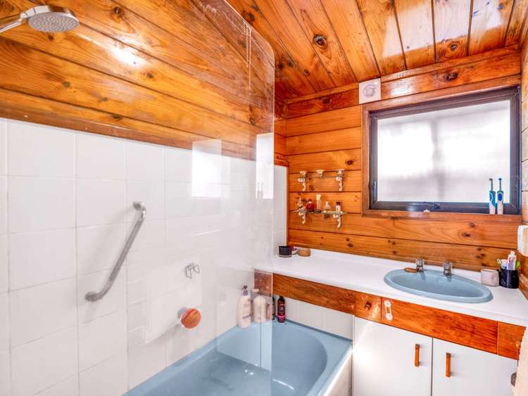 27 Ray Small Drive Papakura_12