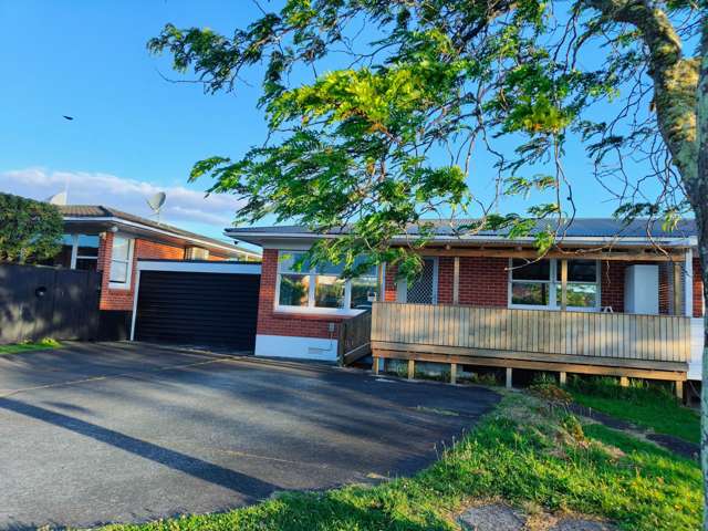 Walk to Beach & Lake  Solid Brick in Takapuna
