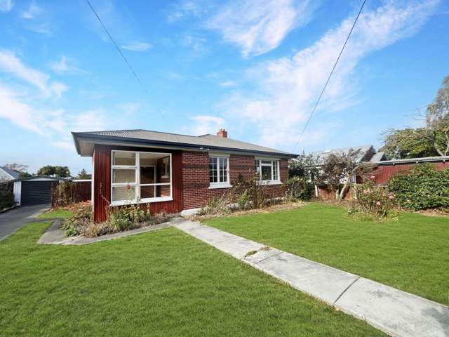 ASHBURTON, TWO BEDROOMS AND SUNROOM, HEATPUMP