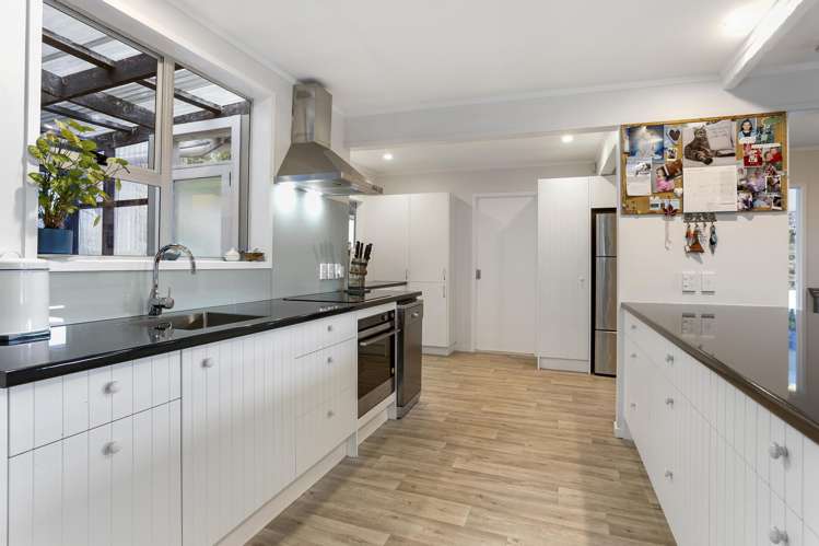 903 West Coast Road Waiatarua_6