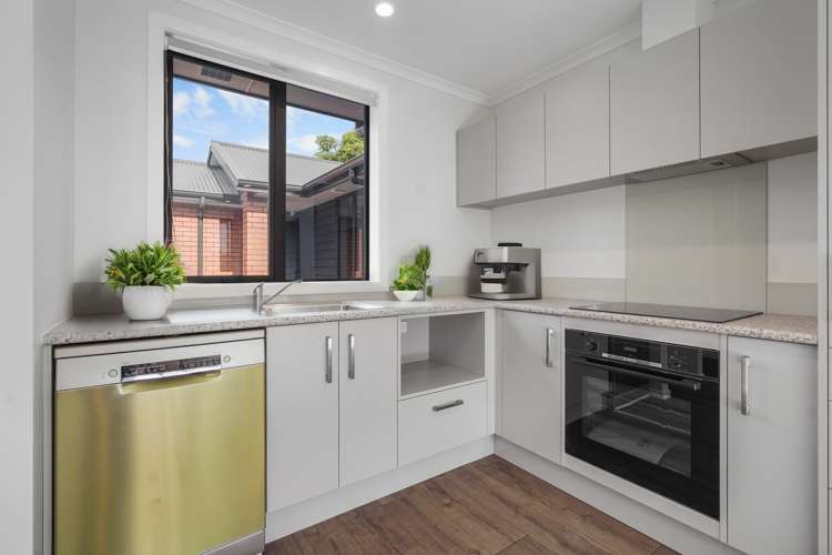 2/165 Knighton Road Hillcrest_3