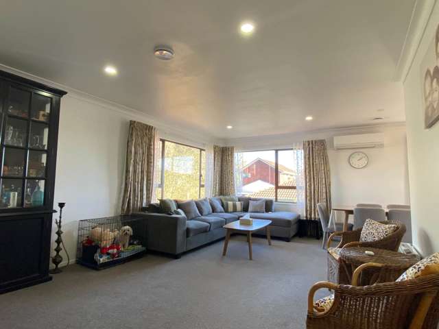 Stylish Family Home in top school zone – Small...