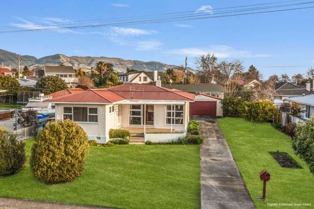 Great Potential in Prime Stoke Location!