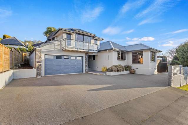 4 Car Garage and Self-Contained Flat!