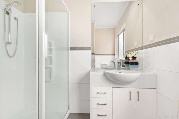 50 Salford Crescent Flat Bush_12