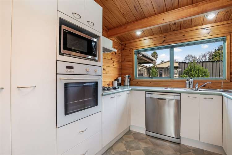 2/111 Beach Road Pahurehure_7