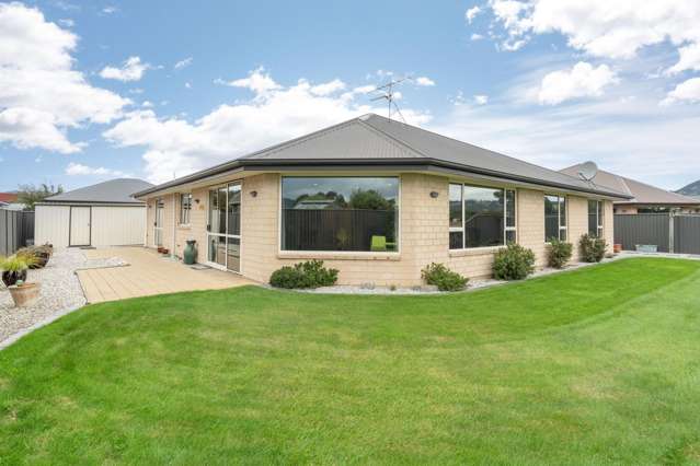 Generous living, scenic outlook