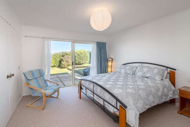 6 Beach Road Flat Point_19