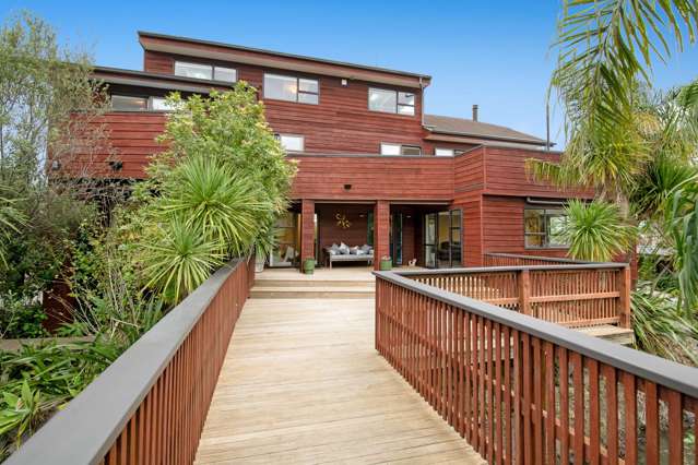 Spacious Home Steps From Stanmore Beach