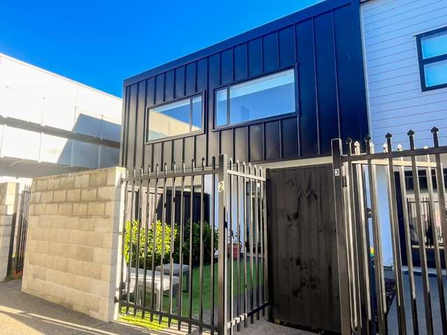 Partly Furnished, Warm & Bright City Townhouse with Carpark