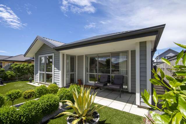 Stylish Living By the Lake