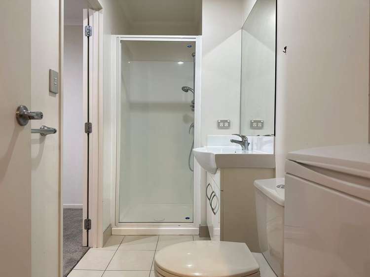 B408/176 Broadway Newmarket_8