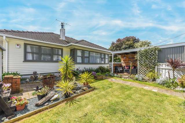 Charming 1950s 3-Bedroom Gem in Stoke