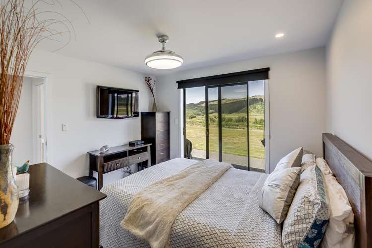 8 Riverview Drive Otane_12