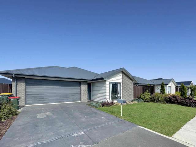 ROLLESTON - TWO LOUNGE ROOMS, FOUR BEDROOMS, 2 BATHROOMS, DOUBLE GARAGE