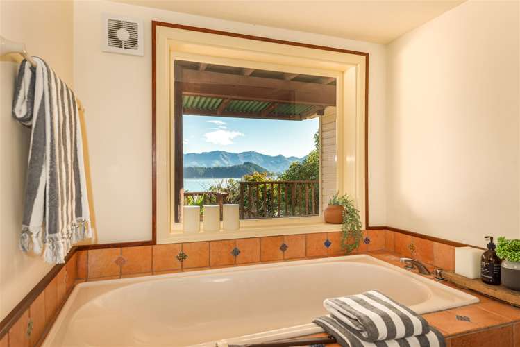 8 Ngaio Lane Charteris Bay_12