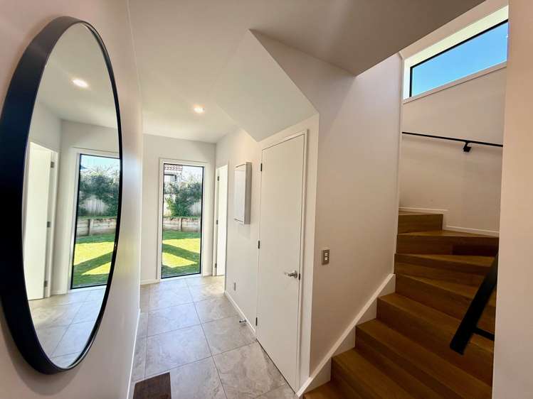 11/12 Stewart Street Raglan_1