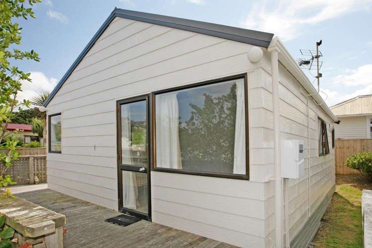 6 Trent Street Island Bay_11