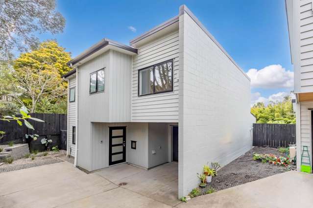 Modern Coastal Living in Mairangi Bay