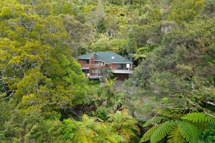 416 Scenic Drive Waiatarua_21