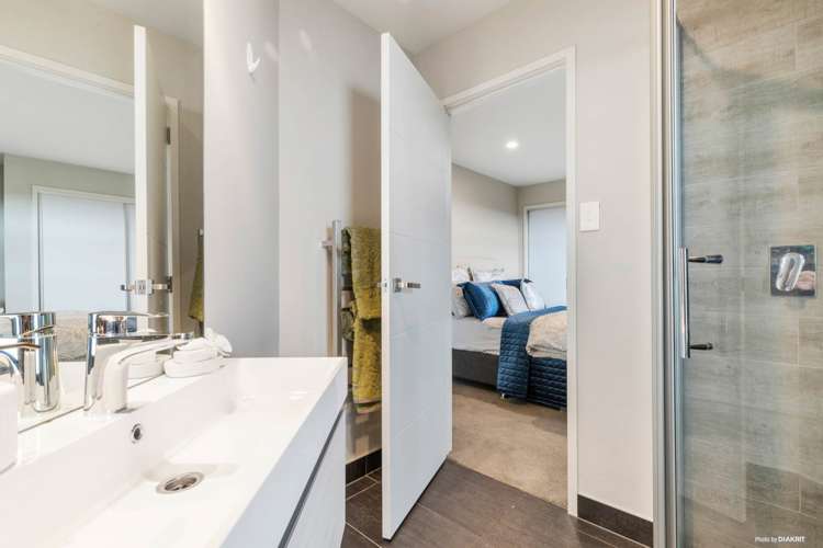 5 Lawrence Carter Drive Bombay_17