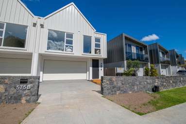 575A Laurie Southwick Parade_4